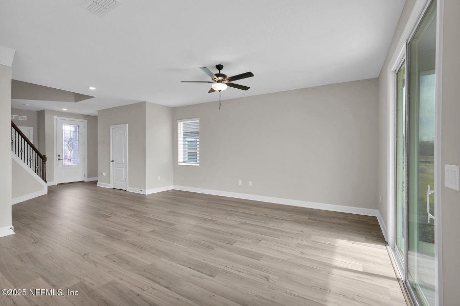 Spacious, unfurnished interior of a new home in Jennings Farm, Middleburg (Image 19).
