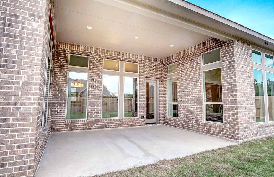 Representative exterior details of a home built from the 3710 by Ravenna Homes in Artavia 70′, Conroe (Image 4).