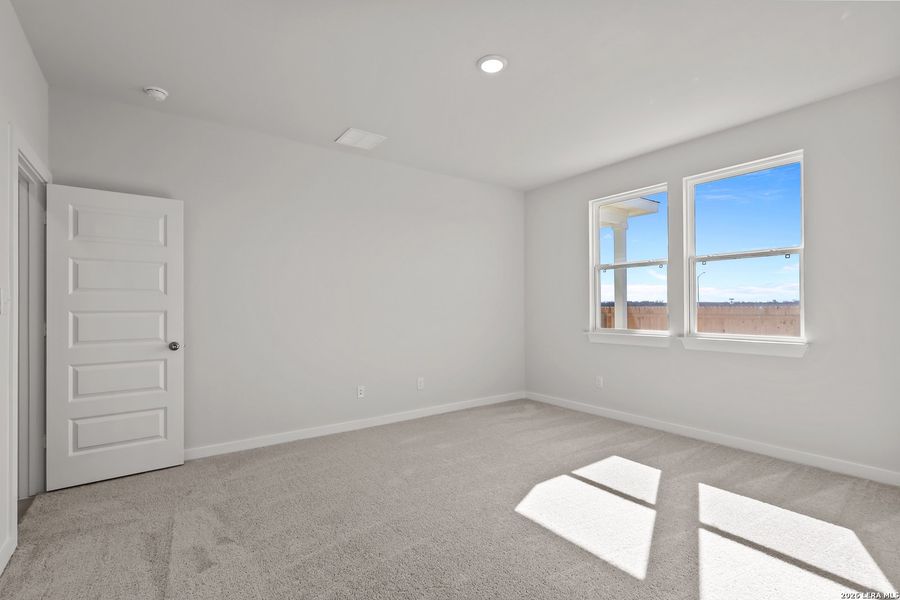 Spacious, unfurnished interior of a new home in Cinco Lakes, San Antonio (Image 17).