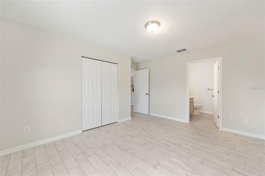 Spacious, unfurnished interior of a new home in , Ocala (Image 27).