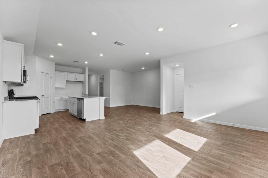 Spacious, unfurnished interior of a new home in Paramount, Kyle (Image 11).