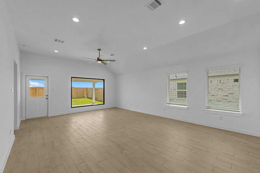 Spacious, unfurnished interior of a new home in Huntington Place, Rosharon (Image 13). Spacious, unfurnished interior of a new home in Huntington Place, Rosharon (Image 13).