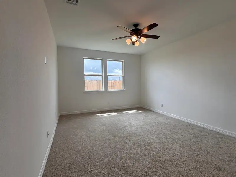 Spacious, unfurnished interior of a new home in Ashland, Angleton (Image 9).