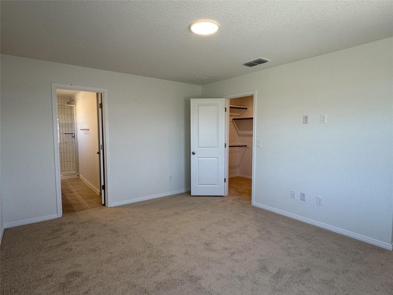 Spacious, unfurnished interior of a new home in Porter Country, Buda (Image 22).