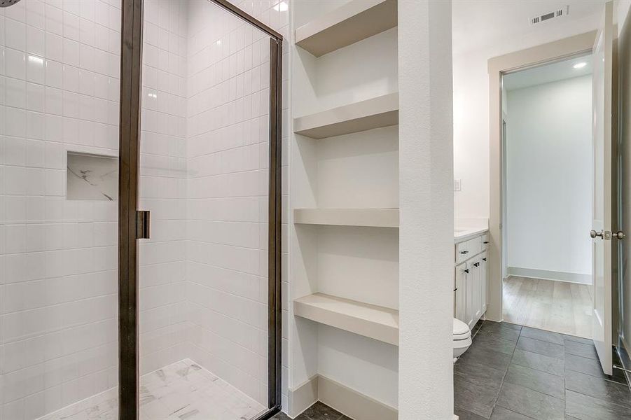 Furnished interior view inside a new home in Tuscan Estates, Waxahachie (Image 9).