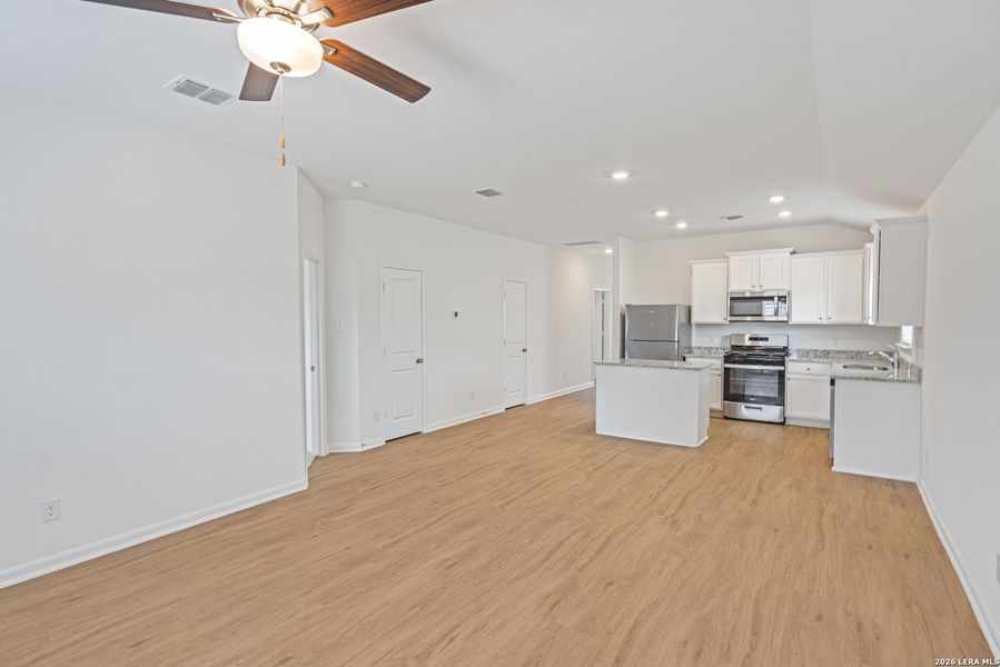 Spacious, unfurnished interior of a new home in Luckey Ranch, San Antonio (Image 20).