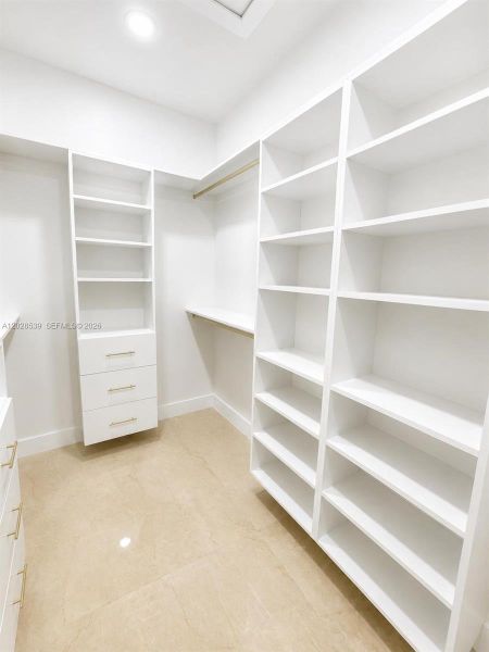 Spacious, unfurnished interior of a new home in , North Fort Myers (Image 31).