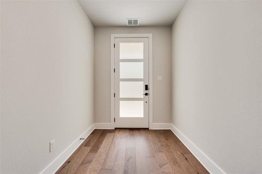 Spacious, unfurnished interior of a new home in Collin Creek, Plano (Image 17).