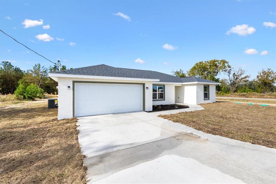 Exterior details and patio area of a home in , Ocklawaha (Image 4).
