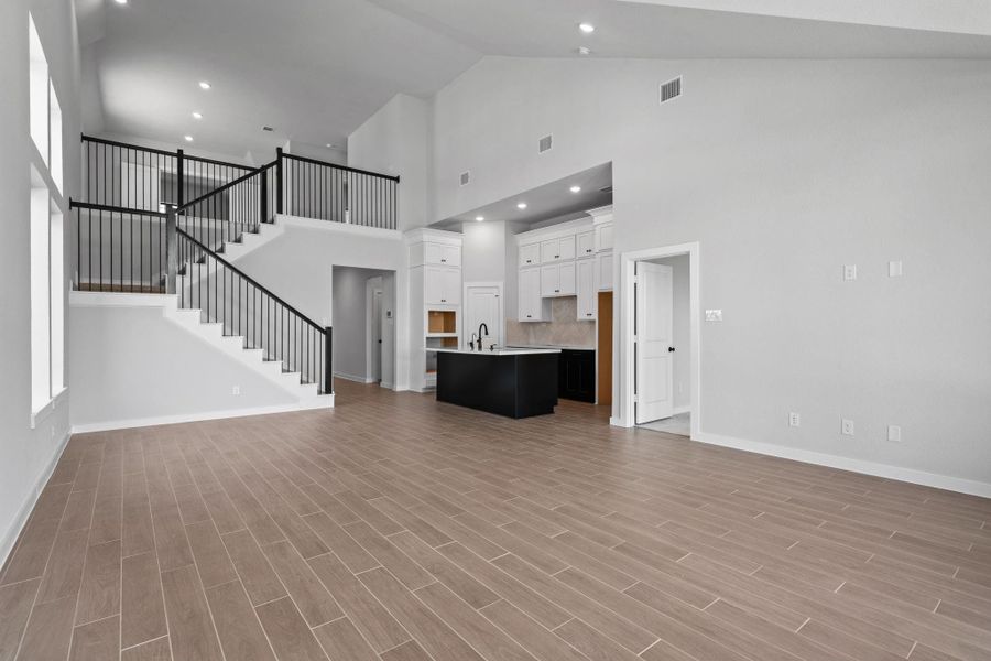 Beautiful wrought iron stair pieces, with a fantastic layout. Beautiful wrought iron stair pieces, with a fantastic layout.