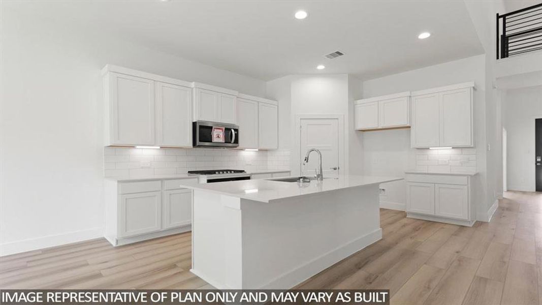 Furnished interior view inside a new home in Silverthorne, Conroe (Image 6).