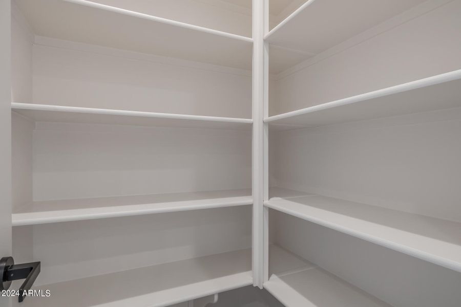 32)PANTRY