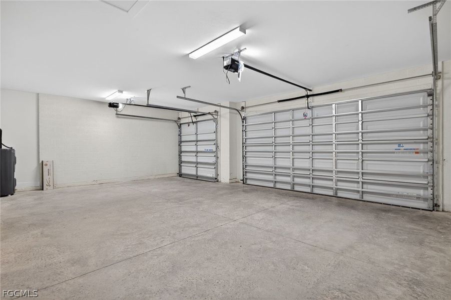 Spacious, unfurnished interior of a new home in Cape Coral, Cape Coral (Image 41).