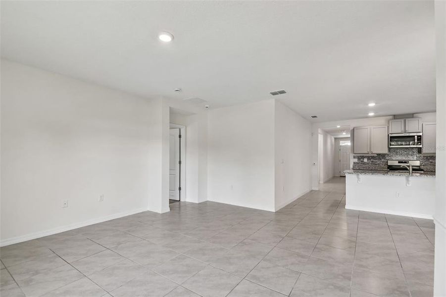 Spacious, unfurnished interior of a new home in Riviera Bella, Debary (Image 20).