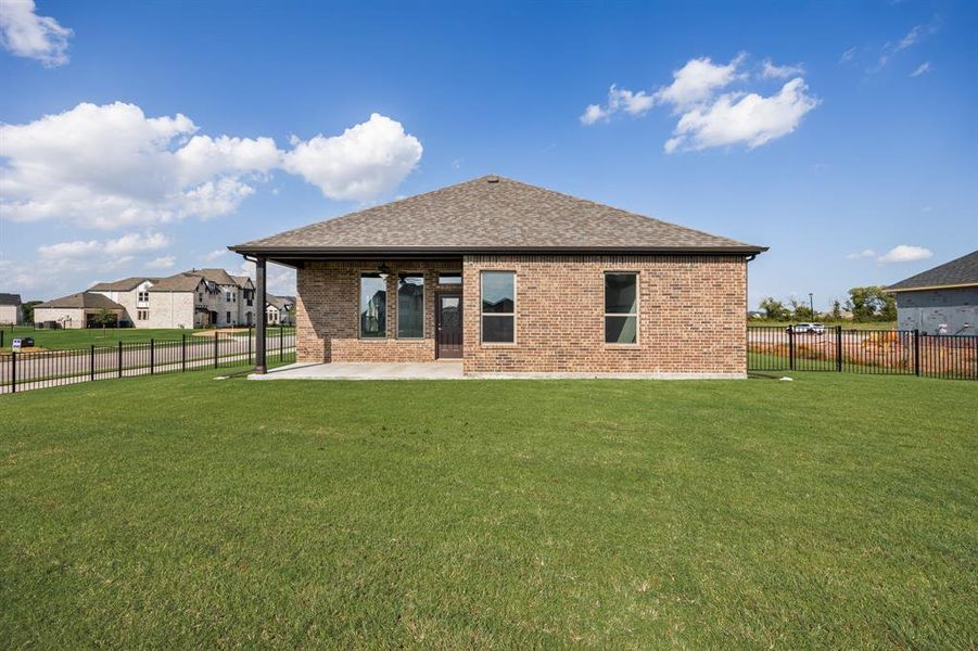 Exterior details and patio area of a home in Heath Golf and Yacht, Heath (Image 4).