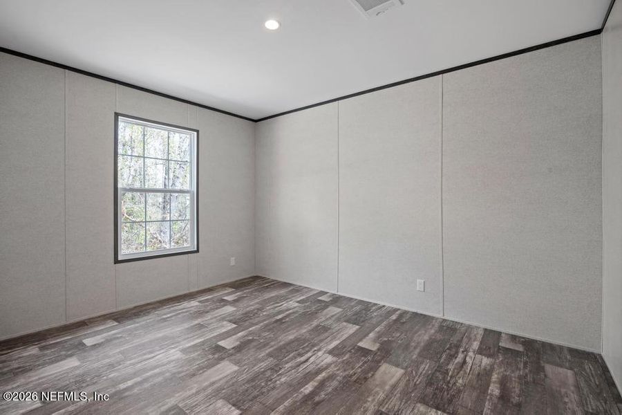 Spacious, unfurnished interior of a new home in , Middleburg (Image 18).