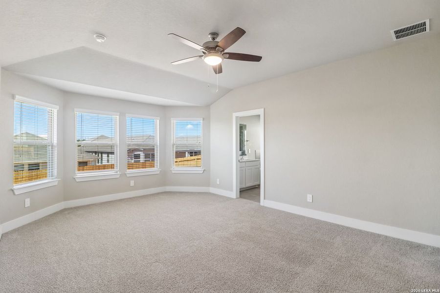 Spacious, unfurnished interior of a new home in Lark Canyon, New Braunfels (Image 16).