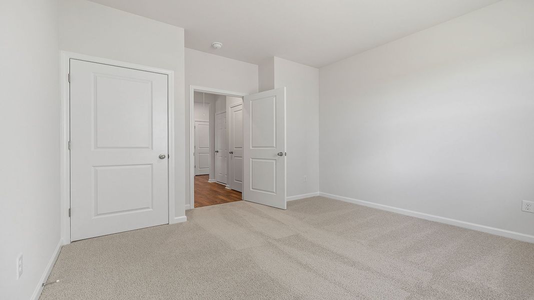 Spacious, unfurnished interior of a new home in Woodglen, Piedmont (Image 20).