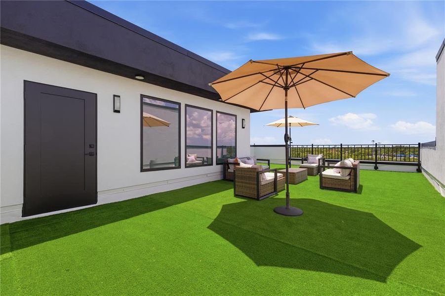Exterior details and patio area of a home in , St. Petersburg (Image 25).
