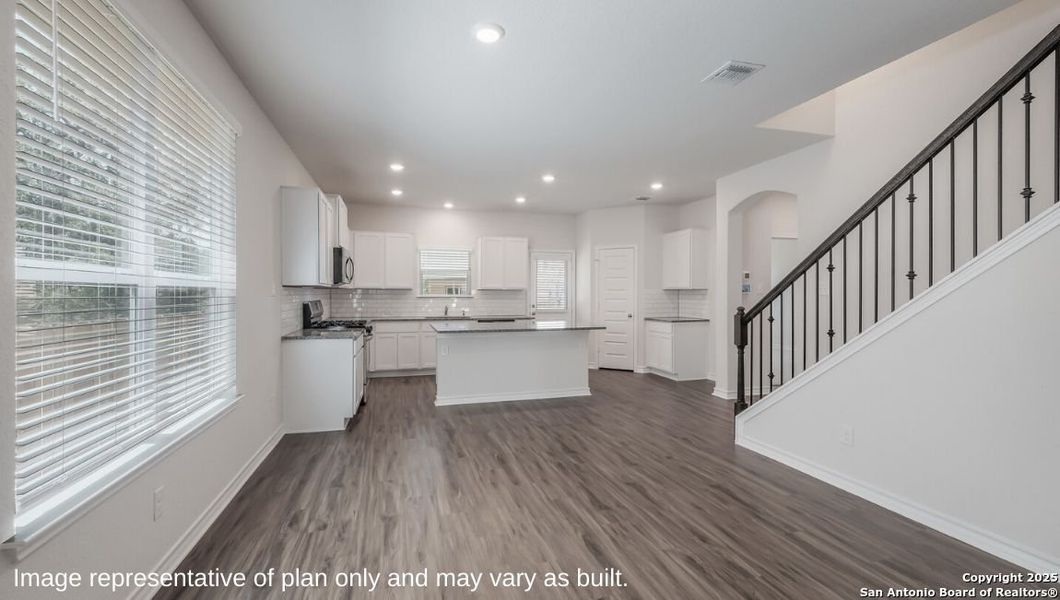 Spacious, unfurnished interior of a new home in Brookstone Creek, San Antonio (Image 14).