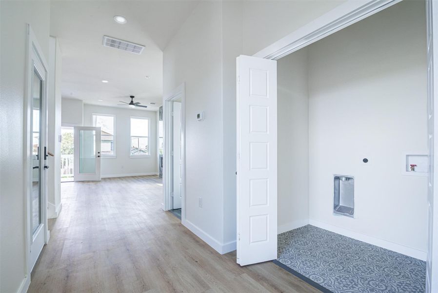 Spacious, unfurnished interior of a new home in , Galveston (Image 20).