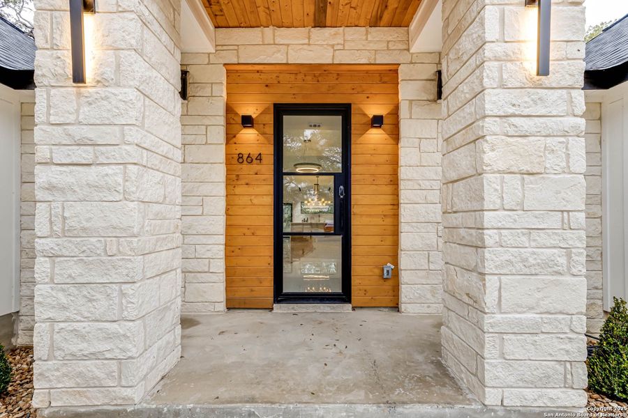 Exterior details and patio area of a home in , Floresville (Image 4).