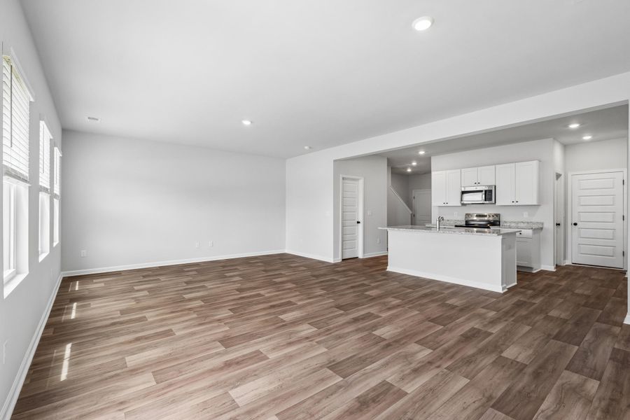 Spacious, unfurnished interior of a new home in Dawson Pointe, Summerville (Image 9).