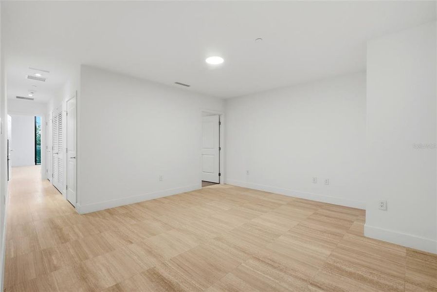 Spacious, unfurnished interior of a new home in The Ritz-Carlton Residences, Tampa (Image 34). Spacious, unfurnished interior of a new home in The Ritz-Carlton Residences, Tampa (Image 34).