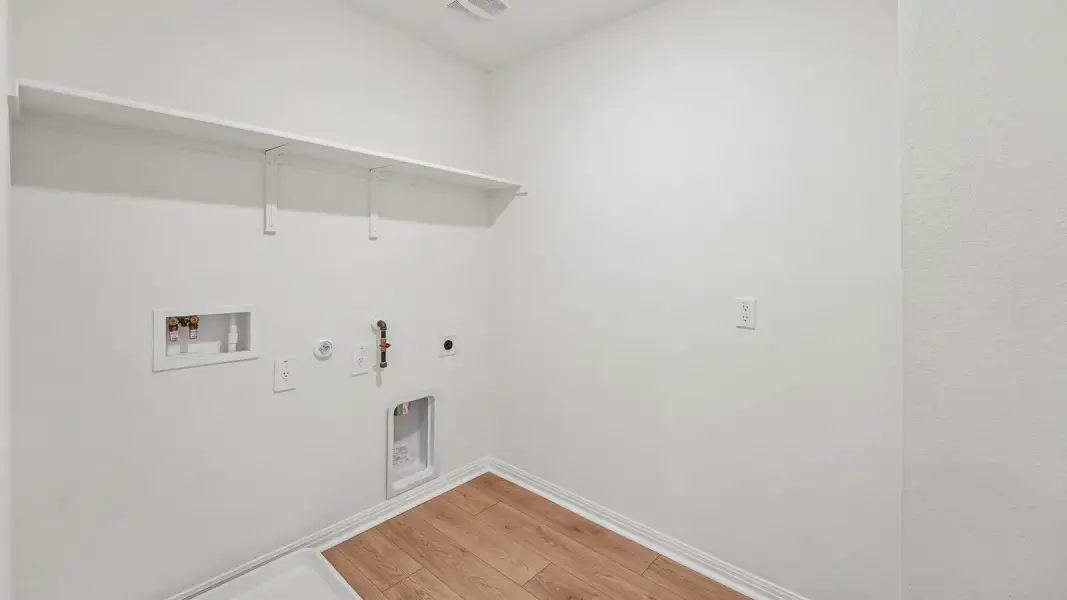 Spacious, unfurnished interior of a new home in Bar W Ranch, Leander (Image 35).