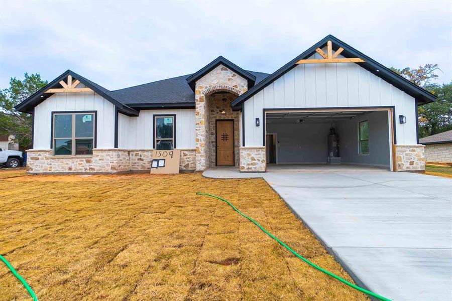 In-progress construction of a new home in , Granbury, TX (Image 31).