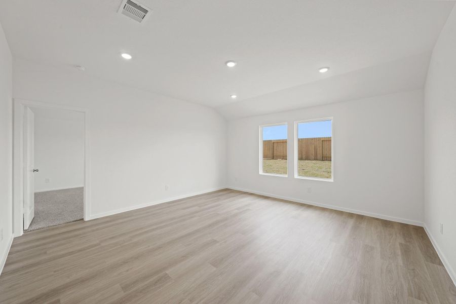 Spacious, unfurnished interior of a new home in Chapel Lakes, Montgomery (Image 18).