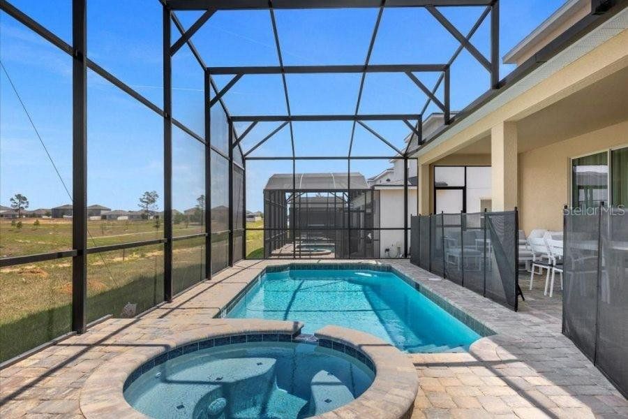 Exterior details and patio area of a home in , Kissimmee (Image 3).