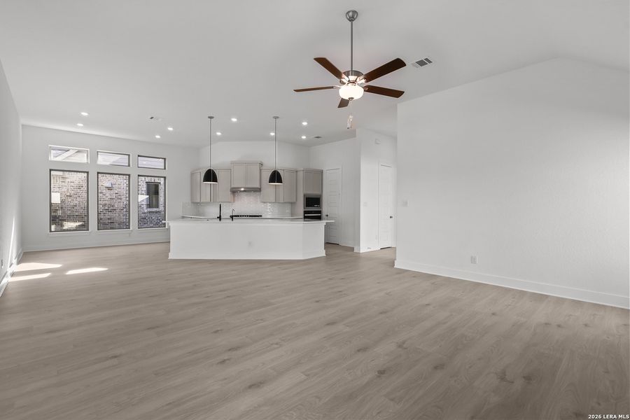 Spacious, unfurnished interior of a new home in Nopal Valley, San Antonio (Image 27).