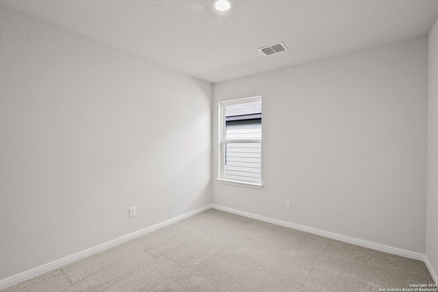 Spacious, unfurnished interior of a new home in Timber Creek, San Antonio (Image 16).