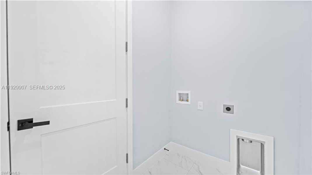 Spacious, unfurnished interior of a new home in , Lehigh Acres (Image 25).