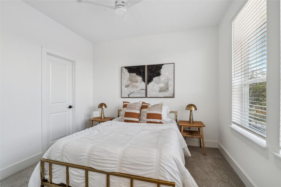 The secondary room located on the second floor fits a a queen size bed comfortably. The secondary room located on the second floor fits a a queen size bed comfortably.