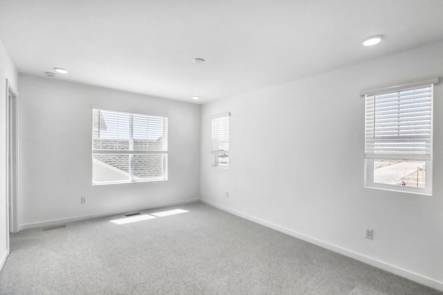 Spacious, unfurnished interior of a new home in Barefoot, Firestone (Image 6).