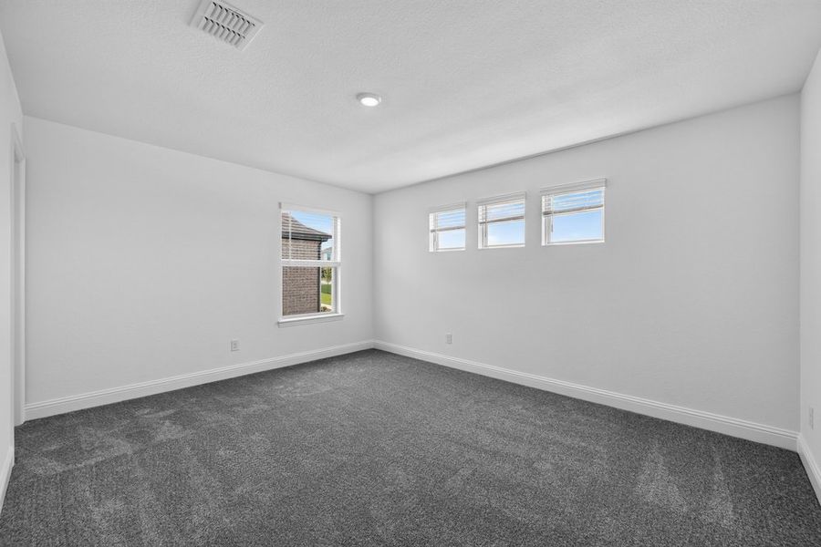 Spacious, unfurnished interior of a new home in Madero 50s, Fort Worth (Image 25).