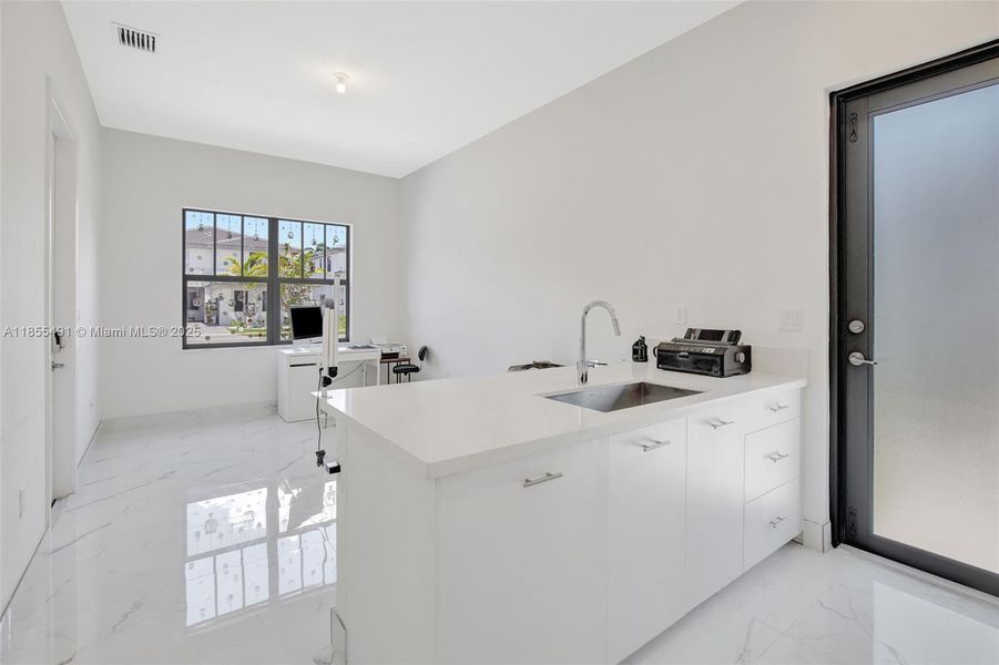 Furnished interior view inside a new home in , Miramar (Image 9).