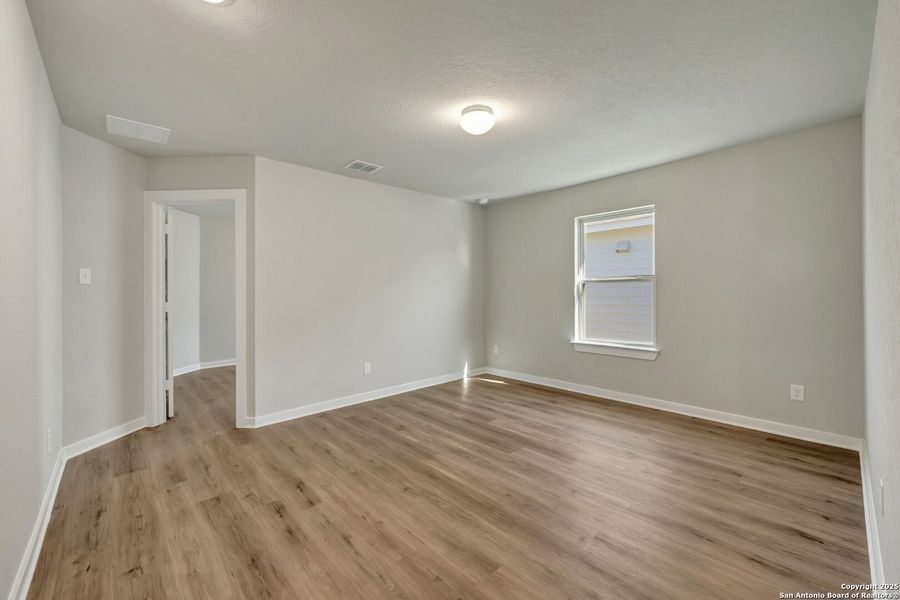 Spacious, unfurnished interior of a new home in Winding Brook, San Antonio (Image 27).