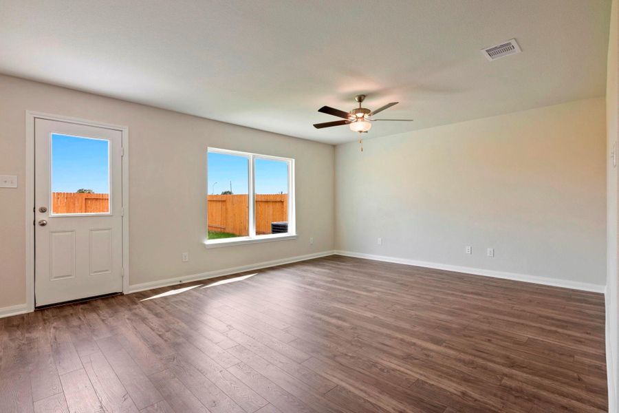 Spacious, unfurnished interior of a new home in Freeman Ranch, Katy (Image 7).