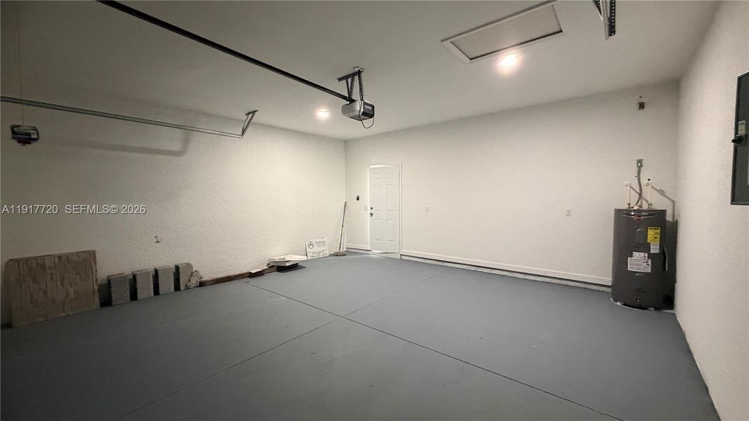 Spacious, unfurnished interior of a new home in , Lehigh Acres (Image 13).