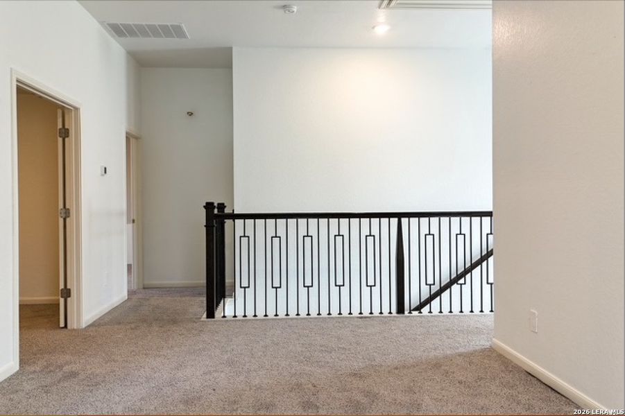 Spacious, unfurnished interior of a new home in Thomas Pond, San Antonio (Image 19).