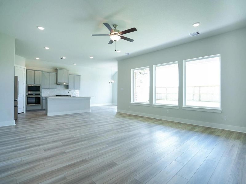 Spacious, unfurnished interior of a new home in Lago Mar, Texas City (Image 8).