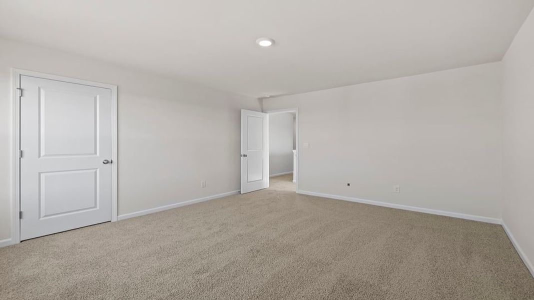Spacious, unfurnished interior of a new home in Chestnut Ridge, Greenville (Image 19).