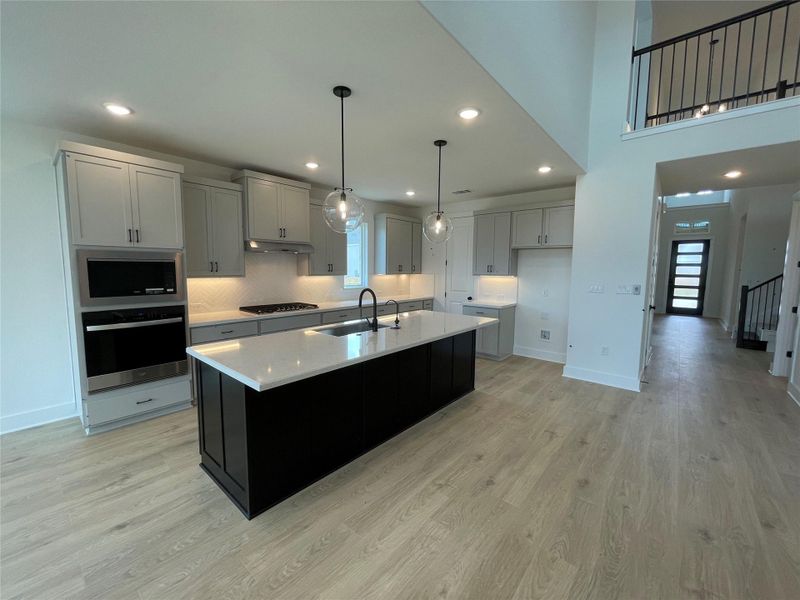 Large Center Island in Kitchen Large Center Island in Kitchen