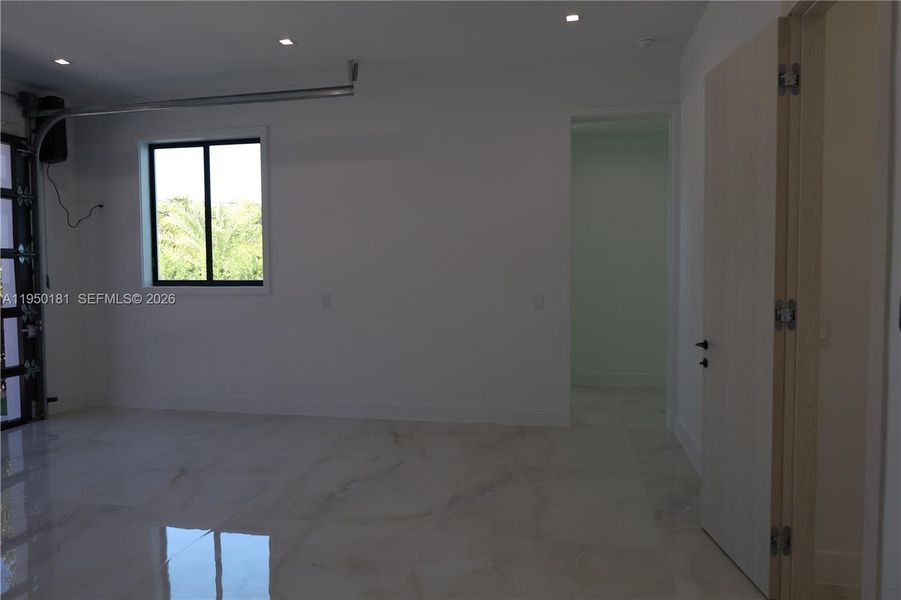 Spacious, unfurnished interior of a new home in , Key Largo (Image 20).