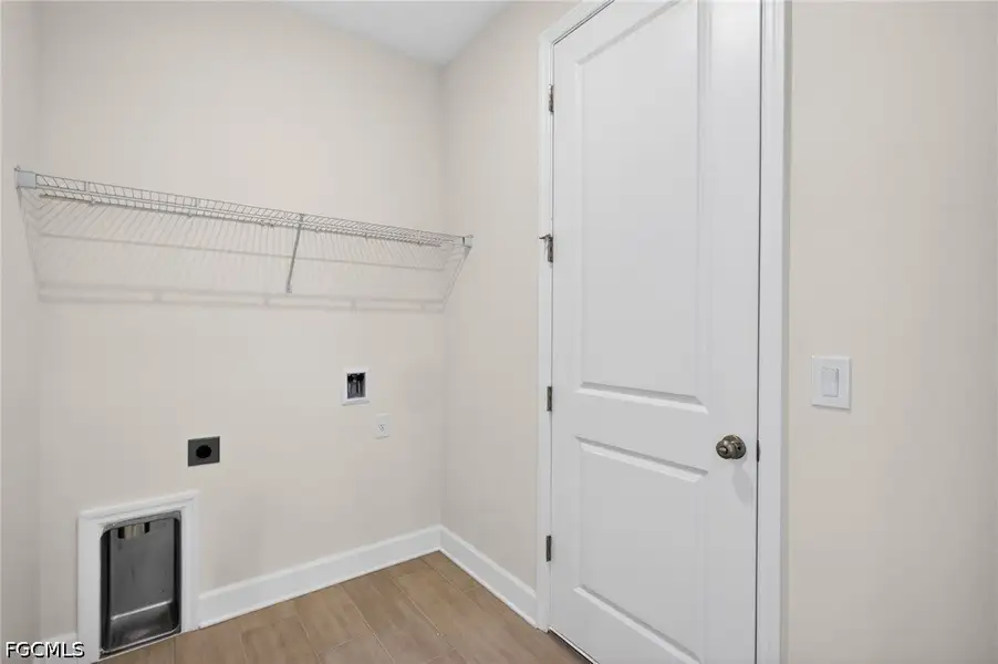 Spacious, unfurnished interior of a new home in Cape Coral, Cape Coral (Image 32).