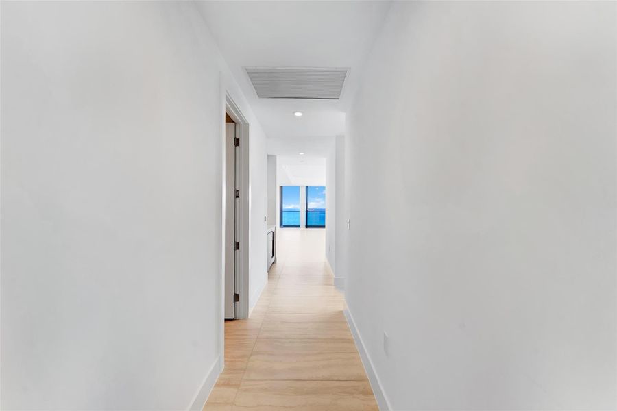Spacious, unfurnished interior of a new home in , Fort Lauderdale (Image 26).