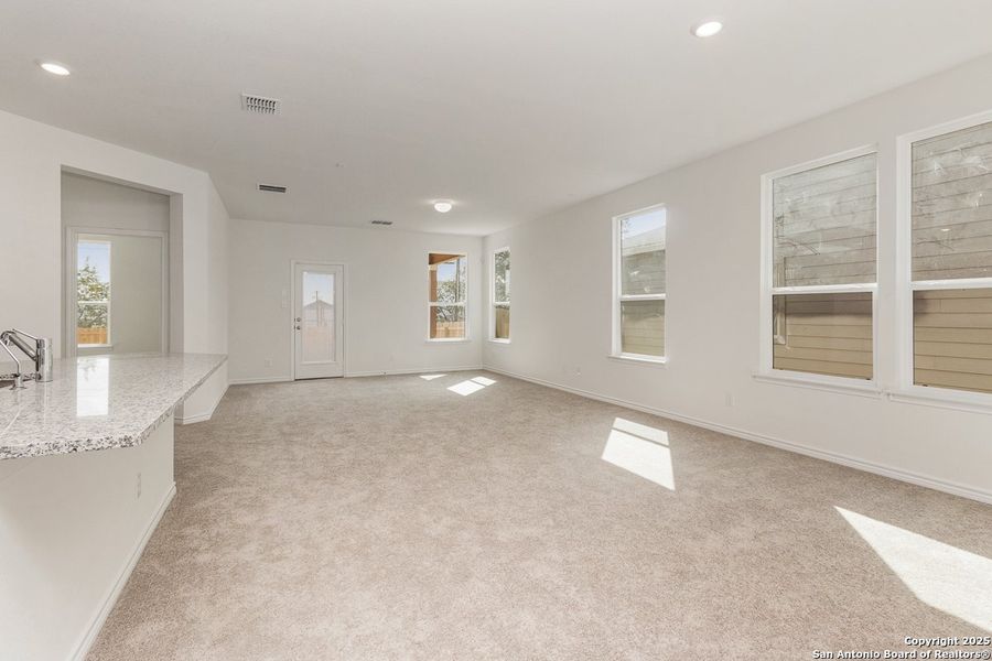 Spacious, unfurnished interior of a new home in Shoreline Park - Sterling Collection, San Antonio (Image 6).